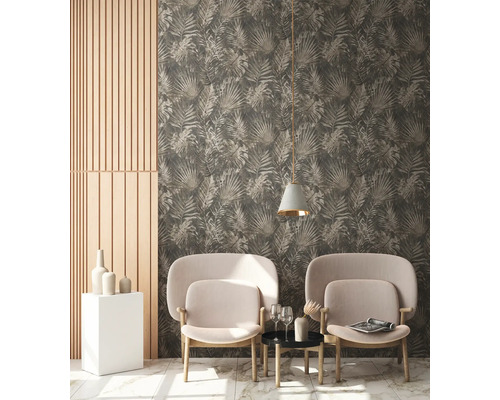 Salon avec papier peint à motifs floraux, deux fauteuils et éléments décoratifs