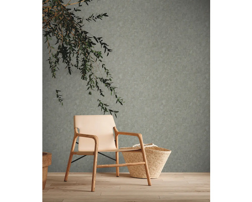 Intérieur avec papier peint à motifs, fauteuil et panier