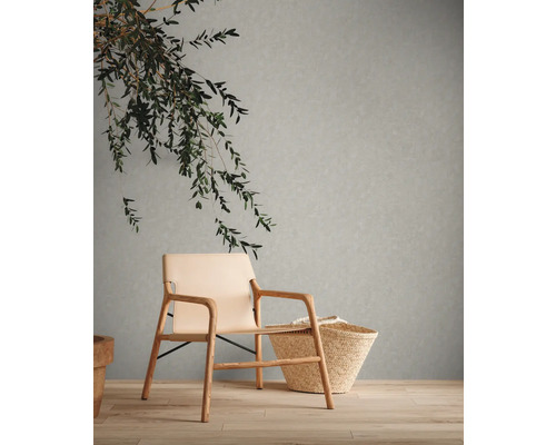 Dekoratives Wohnzimmer mit Sessel und Korb