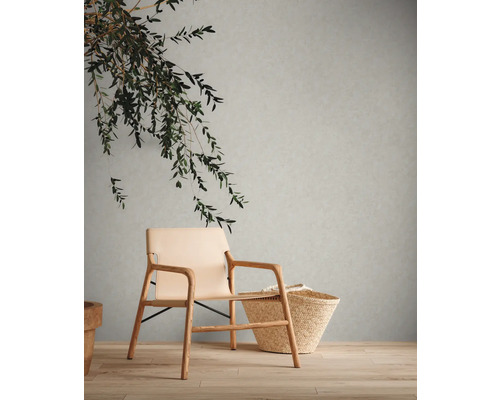 Heller Raum mit Sitzgelegenheit, Korb und Dekoration