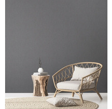 Scène décorative avec fauteuil en rotin, table d''appoint en bois et tapis rond