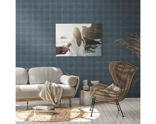 Wohnzimmer mit Sofa, Sessel und Wandbild