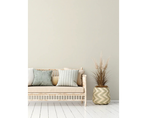 Dekoratives Wohnzimmer mit Sofa, Kissen und Topfpflanze