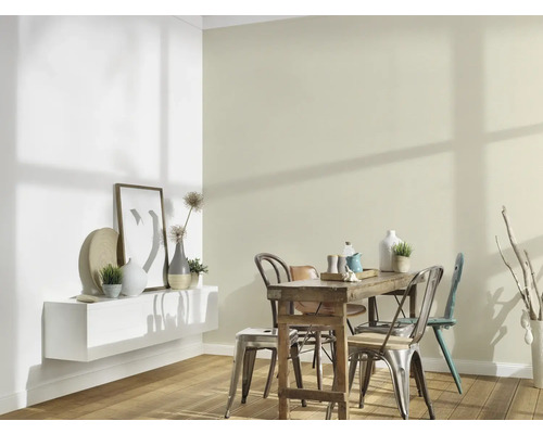 Esszimmer mit Holztisch und Stühlen, dekoriert mit Vasen und Pflanzen auf einem weißen Wandregal