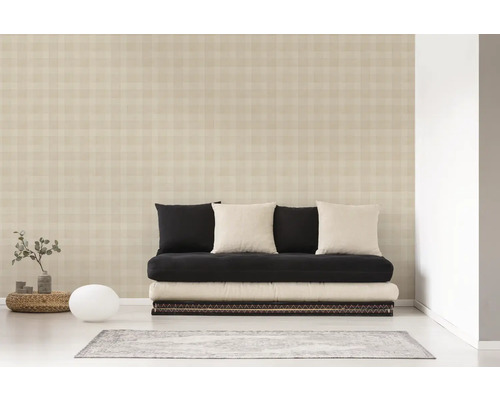 Wohnzimmer mit gemusterter Tapete, Futon, Kissen und Dekorationen