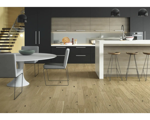 Helle Holzböden in modernem Küchendesign mit Esstisch und Kücheninsel