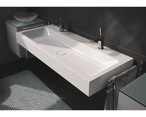 Salle de bain moderne avec double vasque, robinetterie et serviettes