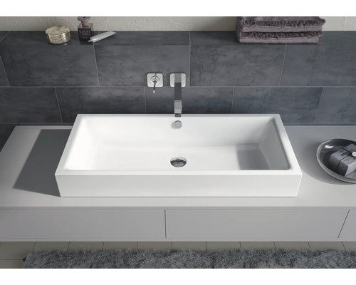 Salle de bains moderne avec vasque à poser rectangulaire et robinetterie