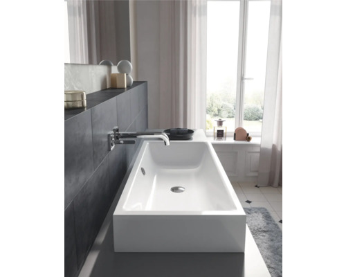 Salle de bain moderne avec lavabo à poser rectangulaire et robinetterie