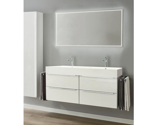 Salle de bain moderne avec meuble-lavabo double, miroir éclairé et serviettes