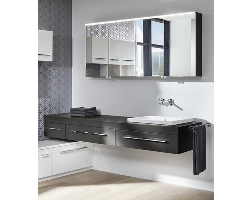 Modernes Badezimmer mit Waschtisch, Spiegelschrank und Handtüchern