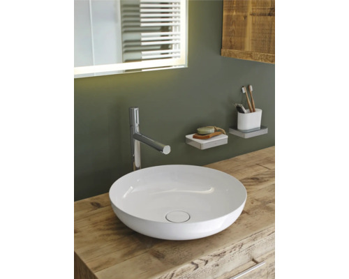 Salle de bain avec lavabo à poser, robinet et miroir avec éclairage