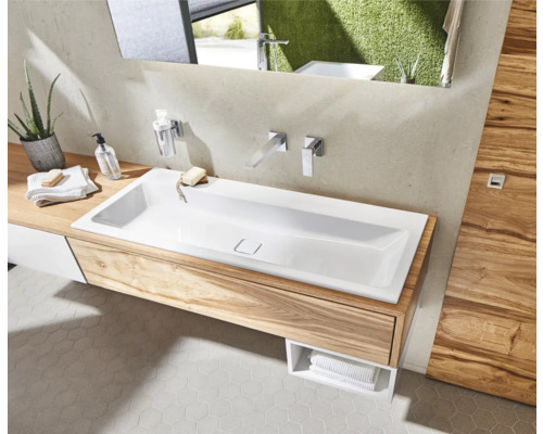 Salle de bain avec lavabo moderne, miroir et éléments en bois