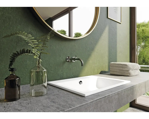 Salle de bains moderne avec lavabo encastré, robinet, miroir et décoration