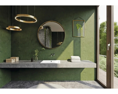 Salle de bain lumineuse avec lavabo, miroir, décoration et fenêtre
