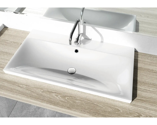 Lavabo rectangulaire avec robinet sur une surface en bois