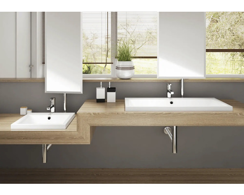 Salle de bain moderne avec deux lavabos, miroirs et étagères en bois