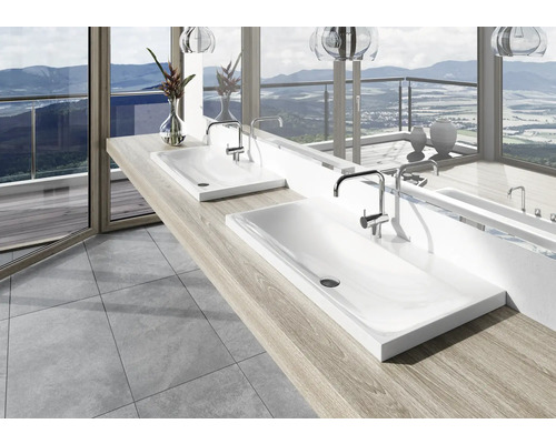 Salle de bains avec vasque à poser sur tablette en bois et vue