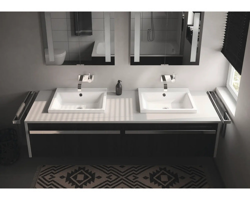Salle de bain avec deux lavabos, miroirs et meuble sous-vasque