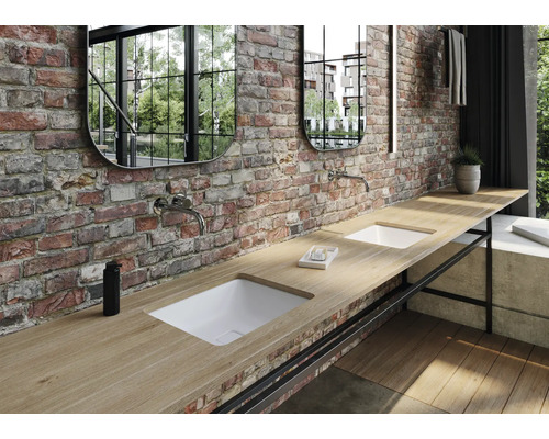 Badezimmer mit Doppelwaschtisch, Spiegeln und Ziegelwand