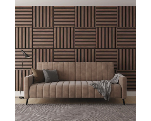 Wohnzimmer mit Sofa, Kissen, Decke, Lampe, Teppich und Wandpaneelen