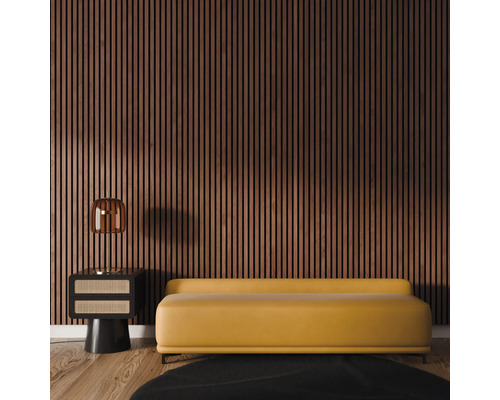 Innenaufnahme mit Holzpaneelwand, Beistelltisch, Lampe, Sofa und Teppich