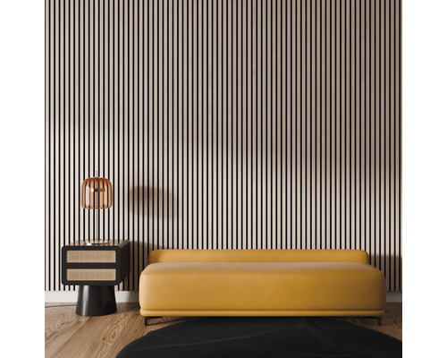 Wohnzimmer mit Paneelwand, Sofa, Beistelltisch und Lampe für modernes Interieur