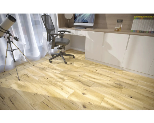 Holzboden in einem Arbeitszimmer mit Schreibtisch, Bürostuhl und Teleskop