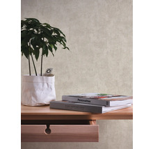 Tapete an der Wand mit Pflanze, Büchern und Kommode