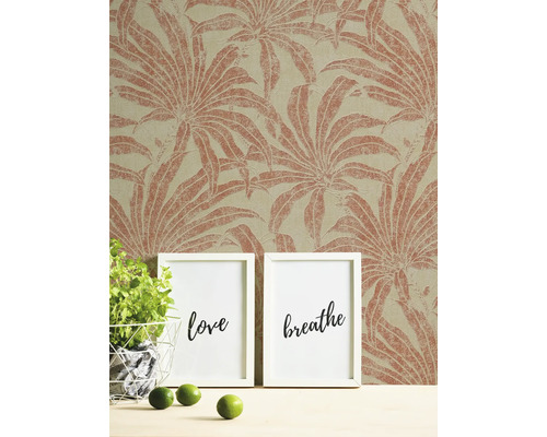 Papier peint décoratif à motif de plantes, images encadrées et plante d''intérieur pour une décoration murale élégante.