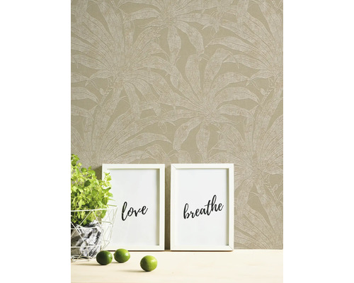 Tapete mit Pflanzenmuster, gerahmte Bilder und Dekoration auf einem Tisch