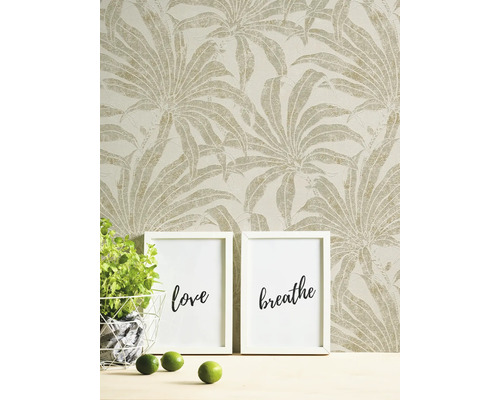 Papier peint à motif de palmier dans un espace de vie