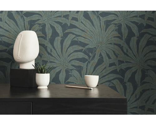 Dekorative Tapete mit Pflanzenmuster, kombiniert mit moderner Dekoration auf einem Tisch