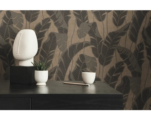 Dekoratives Arrangement mit Tapete, Skulptur, Pflanze, Bleistift und Schale auf einer Kommode