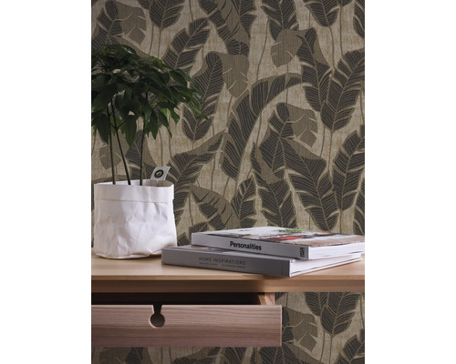 Scène avec une commode, deux livres, une plante d''intérieur et du papier peint à motifs de feuilles