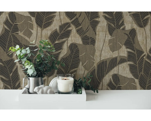 Gros plan d''un mur avec un papier peint à motifs de feuilles, combiné à des éléments décoratifs.