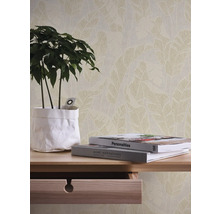 Papier peint décoratif avec motif de feuilles, combiné avec une plante et des livres sur une table