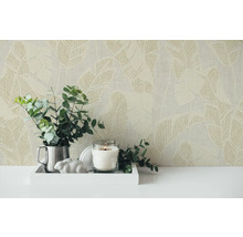 Scène avec papier peint à motifs, bougie et plante