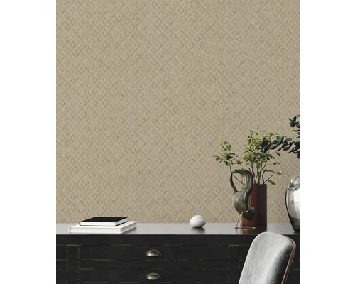 Raumansicht mit gemusterter Tapete und Kommode mit Dekorationsgegenständen