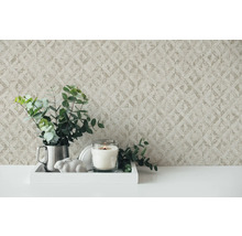 Dekorative Tapete mit geometrischem Muster im Interieur mit Kerze und Pflanze.