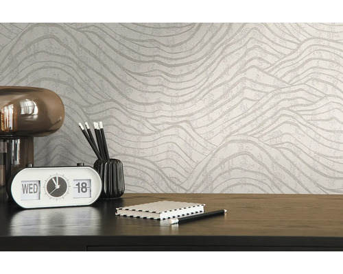 Papier peint décoratif avec motif ondulé sur un mur de bureau.