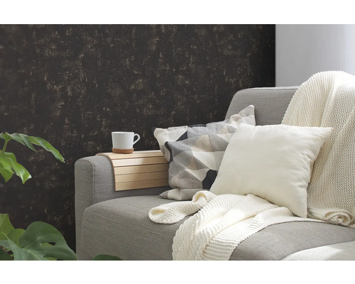 Coin salon confortable avec canapé, coussins, couverture et une tasse sur un plateau en bois