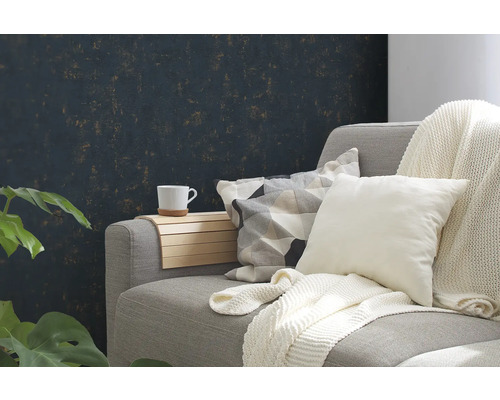 Salon avec canapé gris, coussins, couverture et table en bois