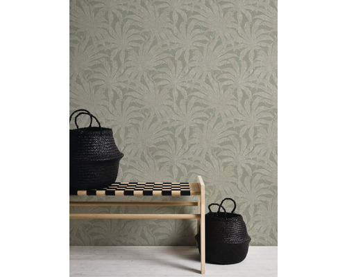 Zimmer mit einer Wandtapete mit Pflanzenmuster, einer Bank und schwarzen Körben