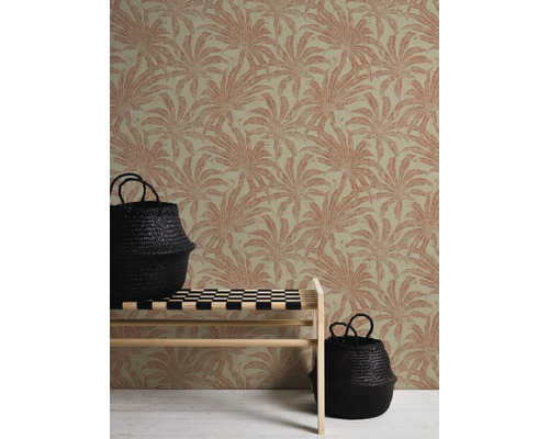 Pièce avec papier peint à motifs, banc et paniers.