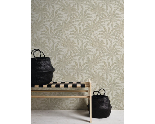 Vue d''une pièce avec du papier peint floral, un banc et deux paniers noirs