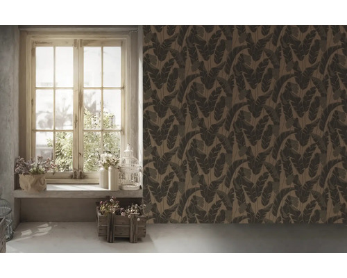 Raumansicht mit floral gemusterter Tapete, Fenster und Dekoration