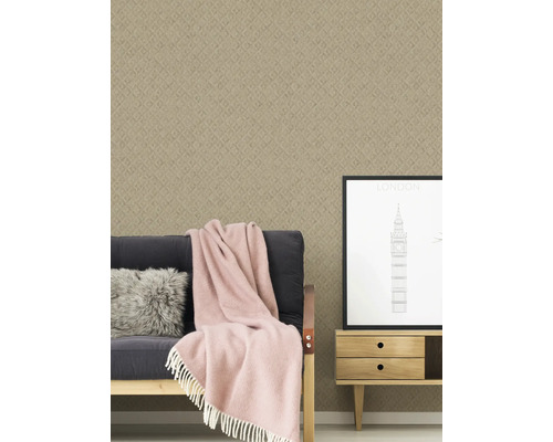 Innenraumszene mit Mustertapete, Sofa, Decke und Beistelltisch mit London-Bild