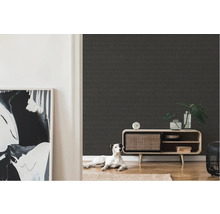 Wohnzimmer mit gemusterter Tapete, Kommode und Dekorationen