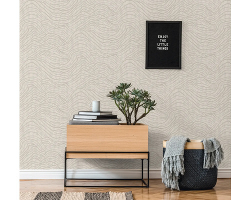 Vue d''une pièce avec papier peint à motifs, décorations et meubles en bois pour un intérieur élégant